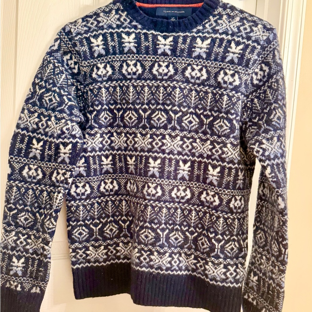 Tommy Hilfiger Women’s Blue and White Patterned Sweater